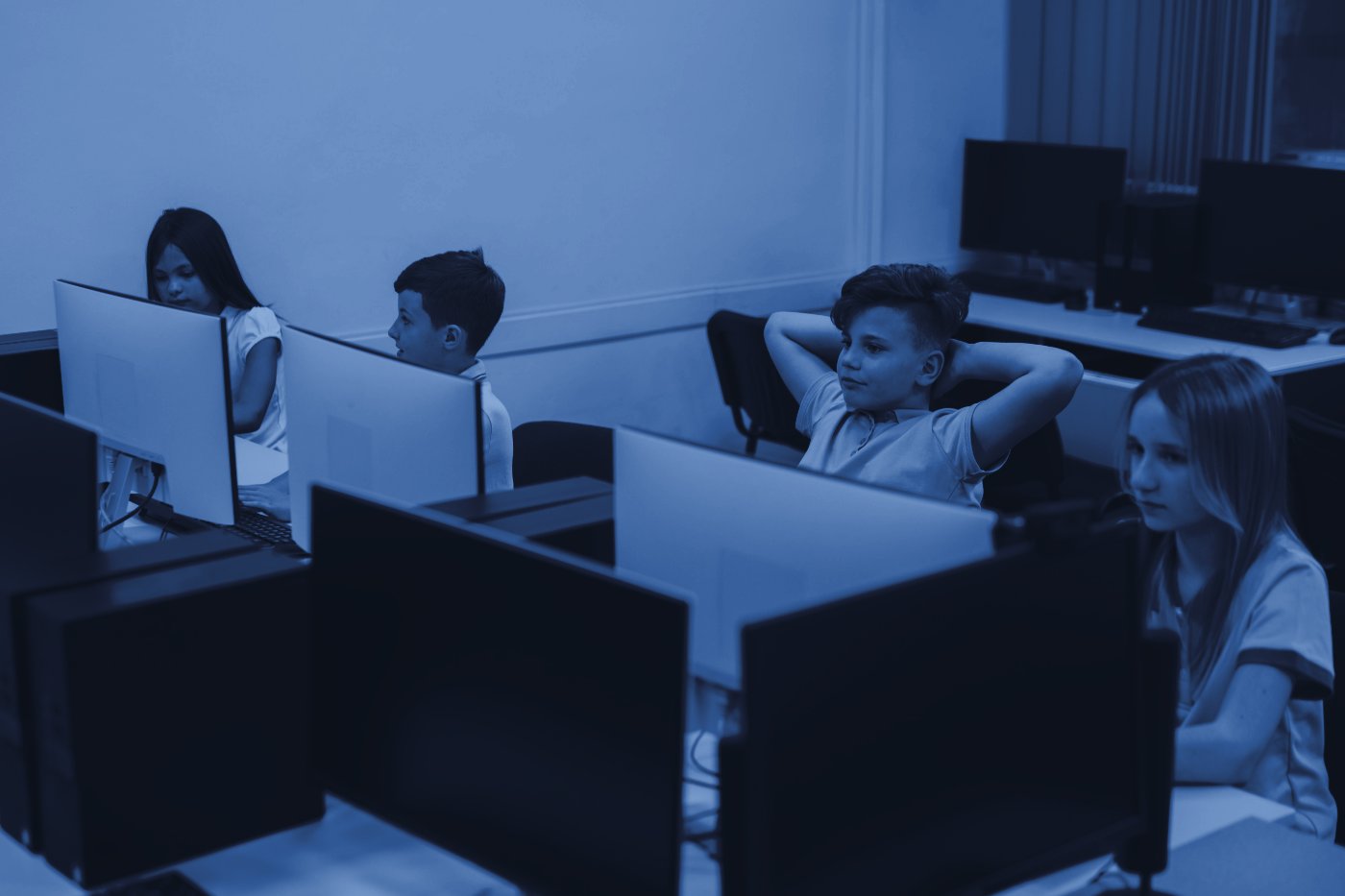Alunni in un'aula di informatica durante una lezione