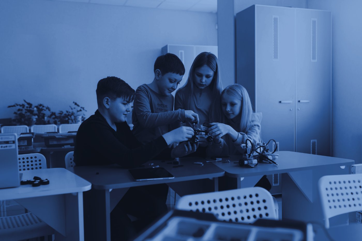 Studenti che assemblano un drone in laboratorio